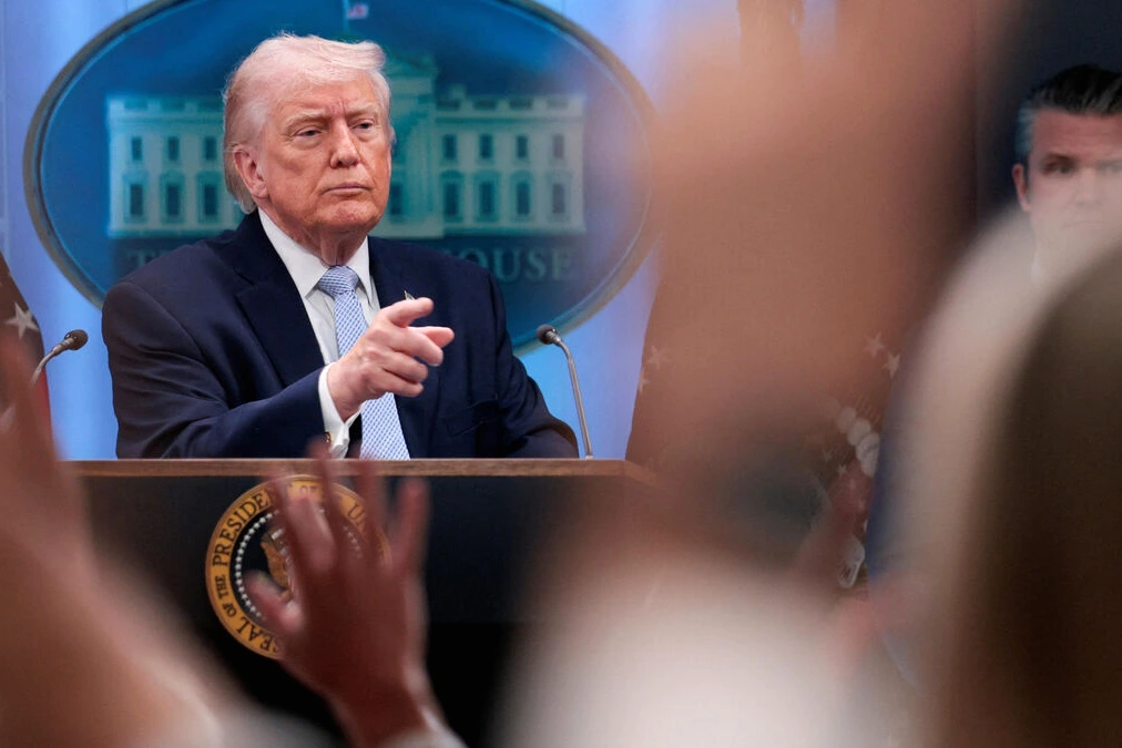 Texte « On ne sait pas de quoi on parle » affiché sur un écran, avec des notes et surlignages autour.