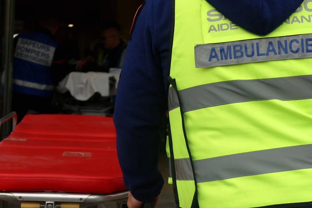 Un commissariat à Paris, ruban de police et agents sur place après qu’un homme de 80 ans s’est tiré dessus