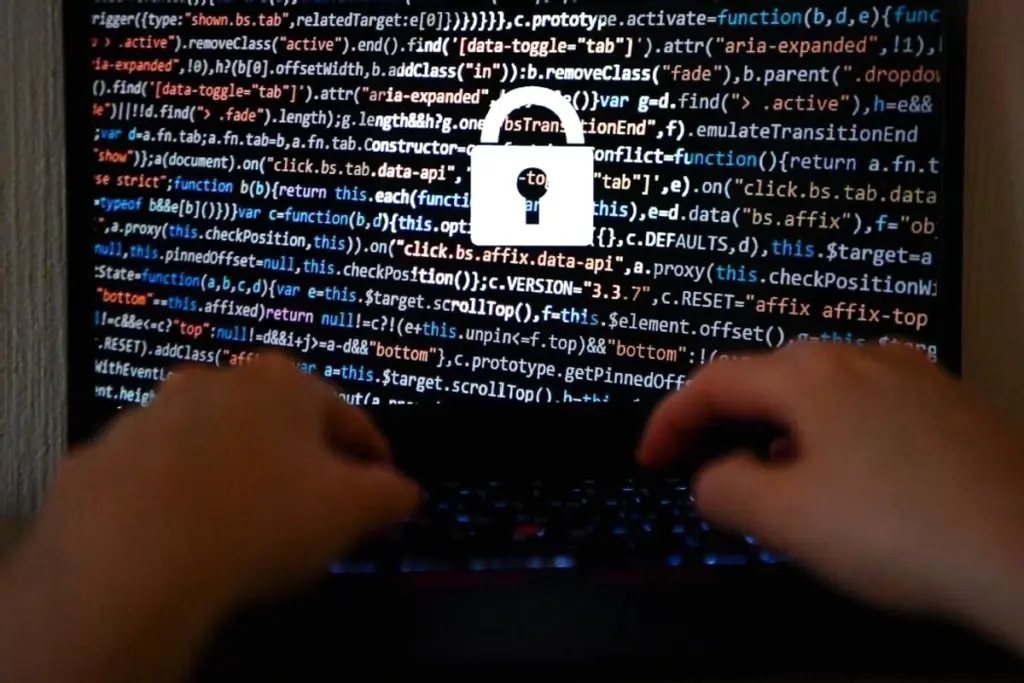 Un mineur de 15 ans menotté, escorté par des policiers devant un bâtiment de l’ANTS.