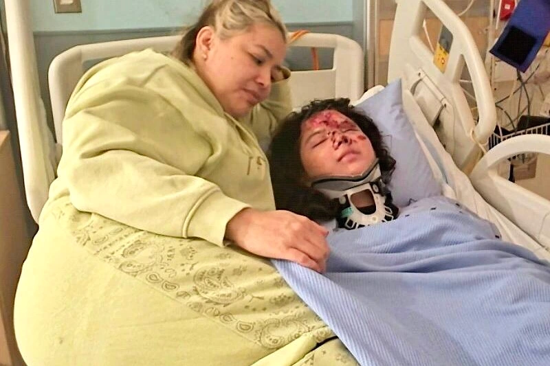 Un père témoigne devant un micro, portrait d’une adolescente en arrière-plan après un délit de fuite