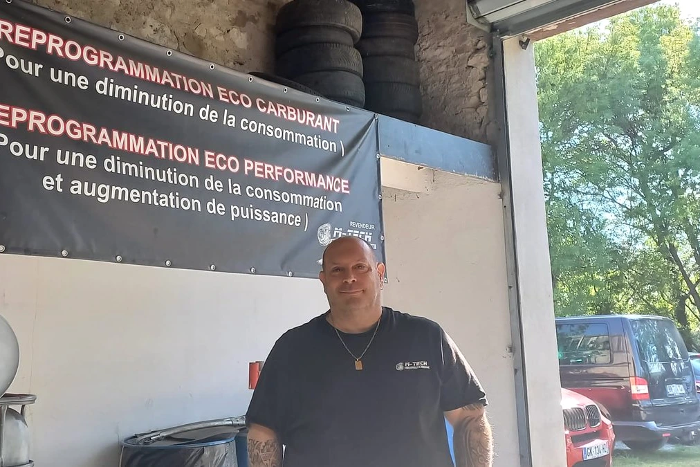 Un Tarnais présente un dispositif fixé sur une voiture, promettant 100 à 160 km de plus par plein