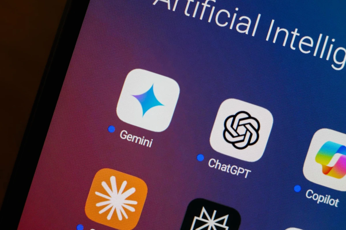 Utilisateur comparant des prix sur un écran avec une IA, étiquettes tarifaires et panier d’achat à côté