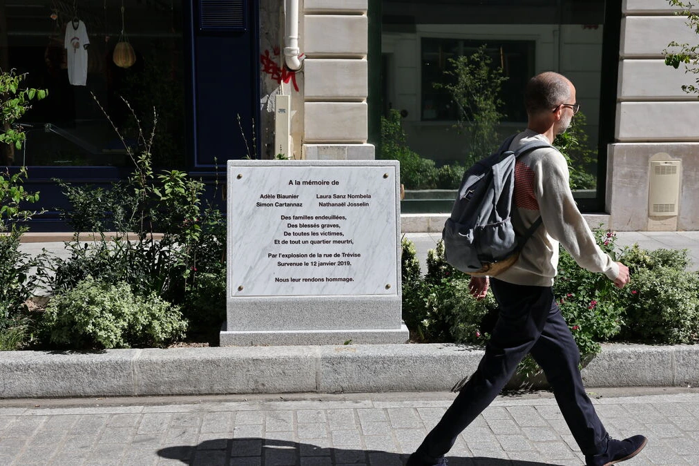 Victimes de l’explosion rue de Trévise, secourues sur le trottoir, pompiers et débris en arrière-plan