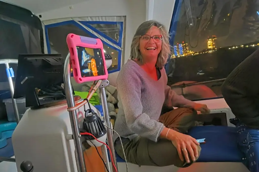 Voisin de la femme du Michigan disparue aux Bahamas parlant devant une maison, micro tendu au premier plan