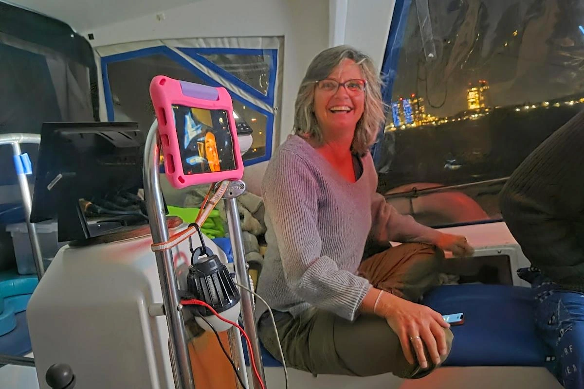 Voisin de la femme du Michigan disparue aux Bahamas parlant devant une maison, micro tendu au premier plan