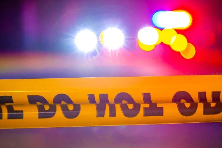 Voiture accidentée en Alabama après une poursuite par un policier d’État, gyrophares et débris sur la route