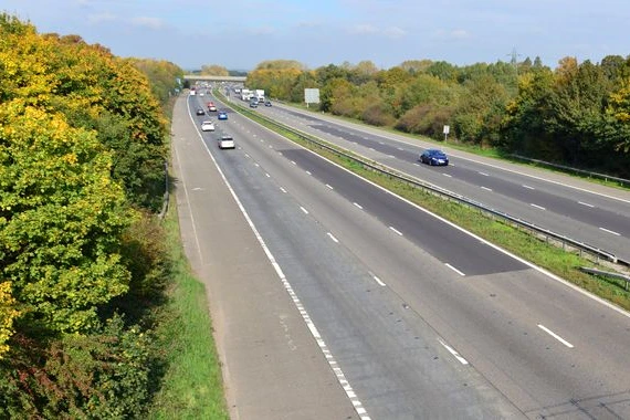 Voiture accidentée sur l’autoroute M23 près de l’aéroport de Gatwick, gyrophares et police sur place