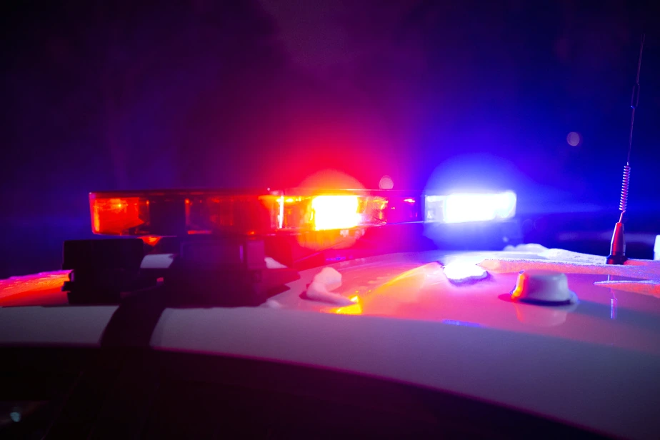 Voiture accidentée sur une route du Bas-Saint-Laurent, passager tué, gyrophares et policiers sur place