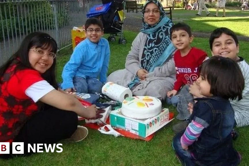 Voiture de police de l'Essex garée, ruban de sécurité en arrière-plan près d'une rue à Harlow