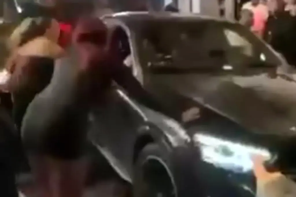 Voiture de police et ruban de sécurité à Soho, piétons et secouristes près du lieu de l’accident