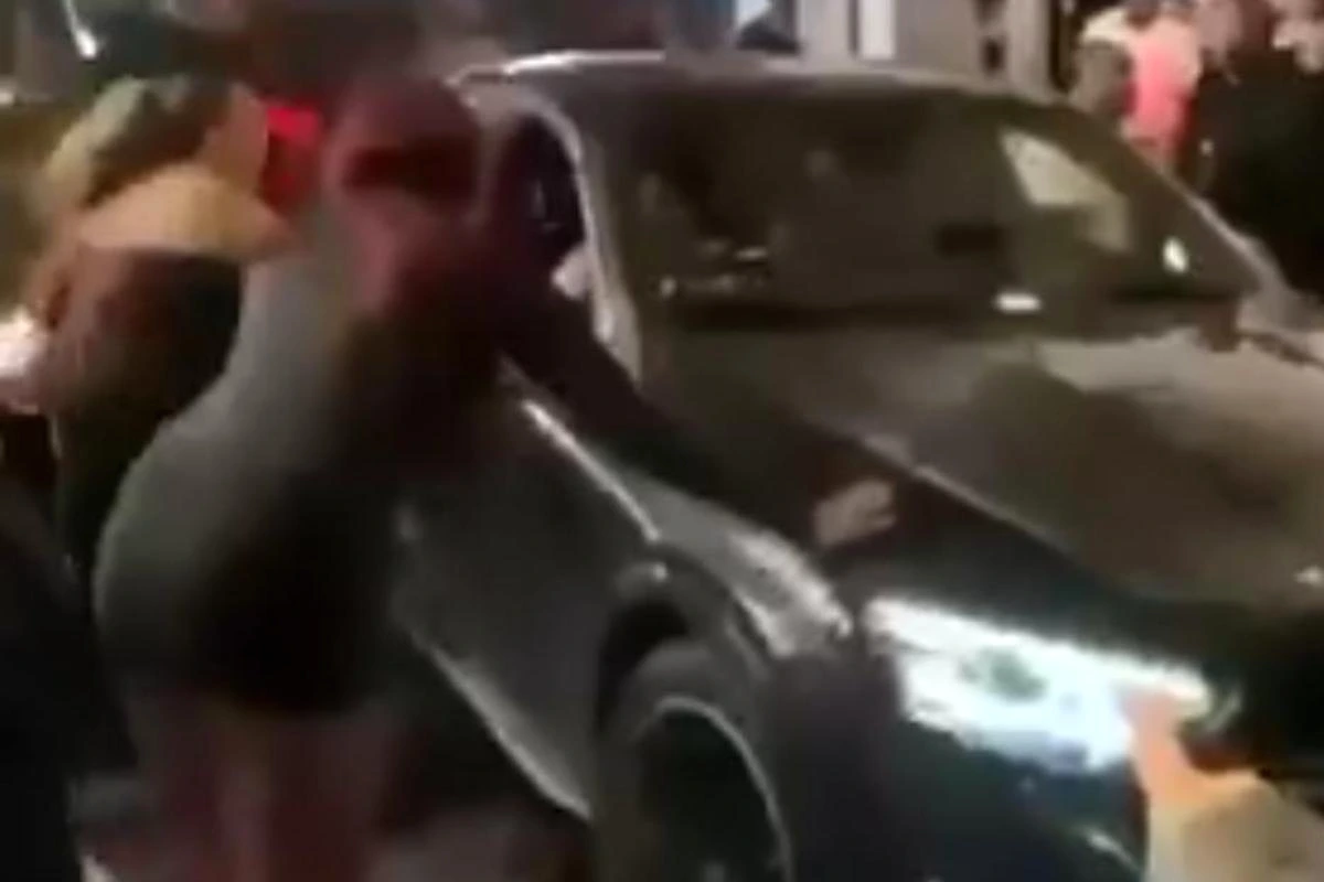 Voiture de police et ruban de sécurité à Soho, piétons et secouristes près du lieu de l’accident