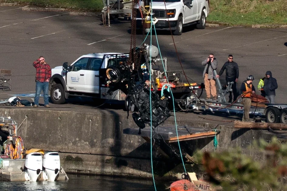 Voiture repêchée en Oregon, restes de la famille disparue en 1958 identifiés, police sur place