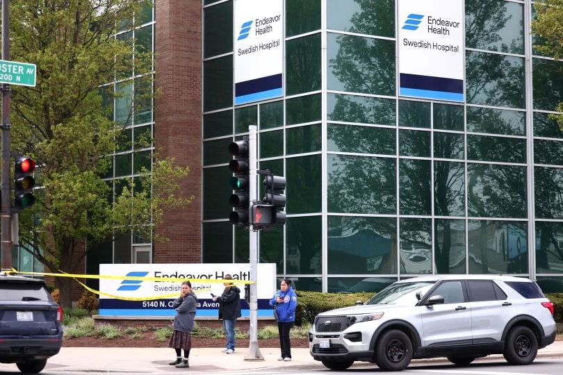 Voitures de police de Chicago et ruban de sécurité devant l’hôpital Swedish, de nuit