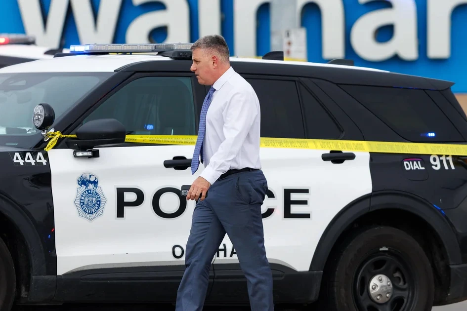 Voitures de police devant un Walmart à Omaha, après l’enlèvement et l’agression d’un enfant, femme tuée