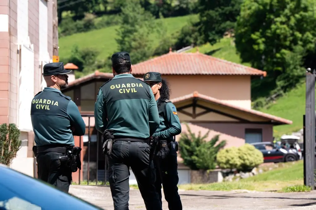 Voitures de police et ruban de sécurité sur une rue à Lena (Asturies) après une fusillade