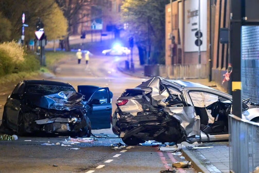 Voitures de police et ruban de sécurité sur une rue, après la mort d’une fillette de 9 ans, deux arrestations