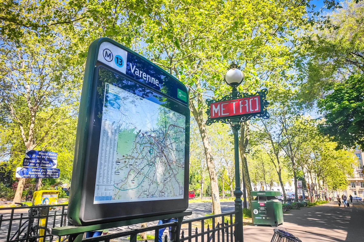 Voyageurs sur un quai bondé, panneau indiquant la ligne de métro parisienne en grève aujourd’hui