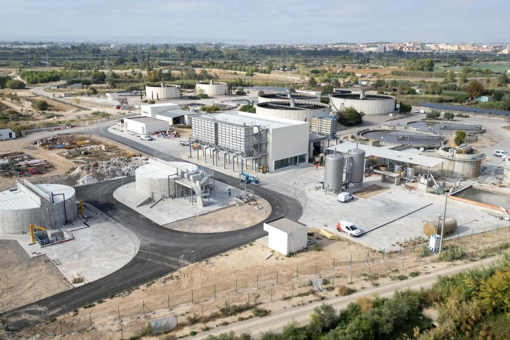 Vue de Tudela avec un groupe d’immigrés réguliers marchant près d’un bâtiment municipal, policiers au fond