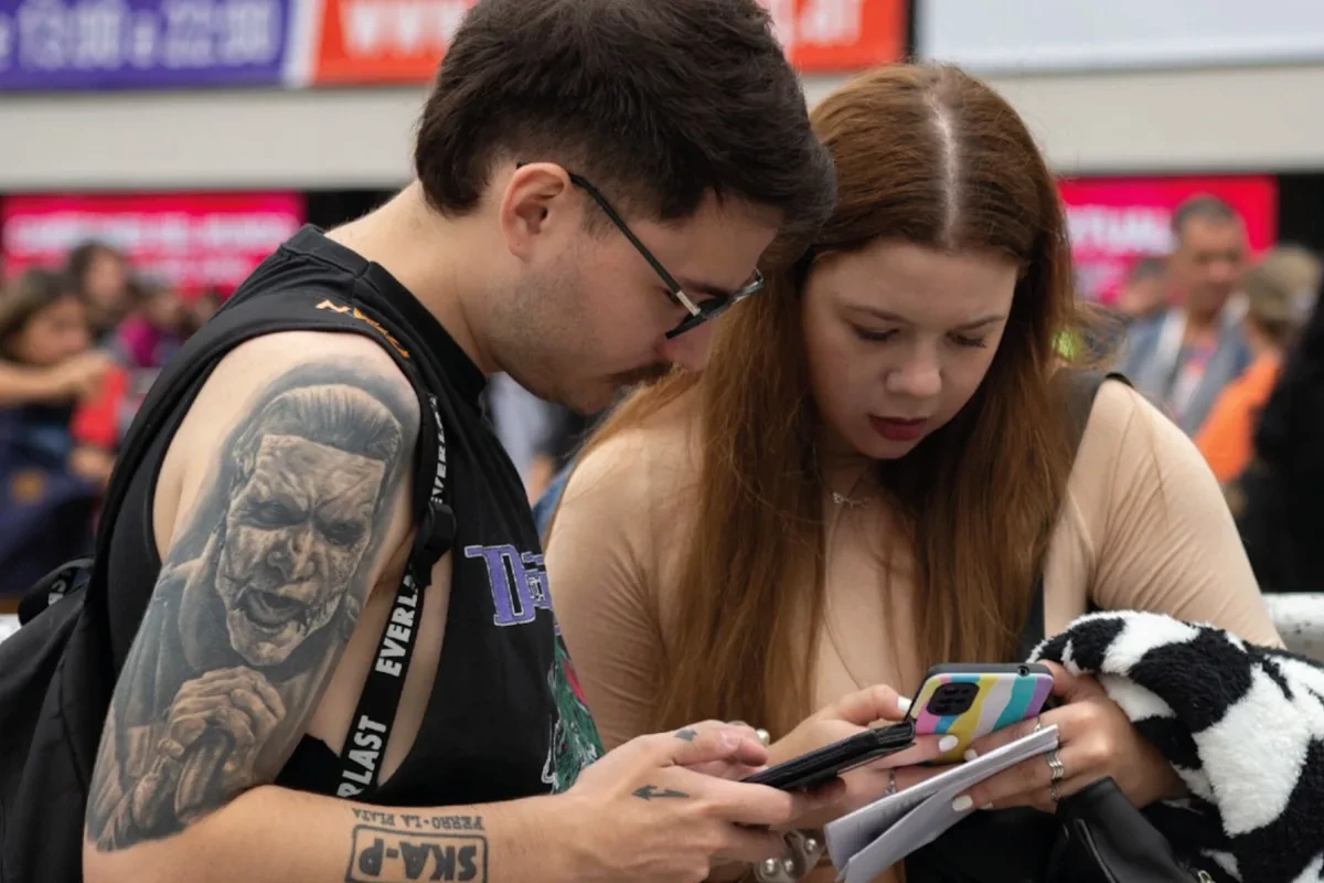 Affiche de la Feria du livre de Santa Cruz présentant le programme et des livres en arrière-plan