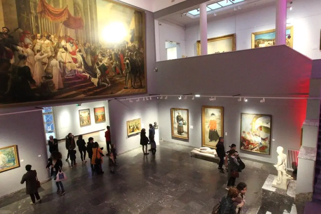 Affiche de la Nuit des musées 2026 dans les Pyrénées-Atlantiques, musées éclairés et visiteurs de nuit