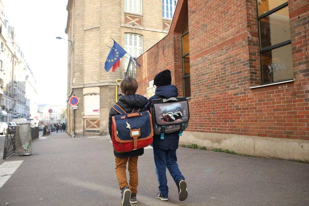 Affiche de recherche d’un enfant de 8 ans disparu à Paris, placardée sur un panneau en rue