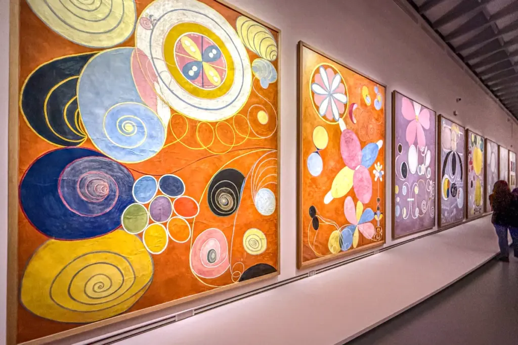 Affiches d’expositions à découvrir à Paris ce week-end, alignées sur un mur près d’une entrée de musée