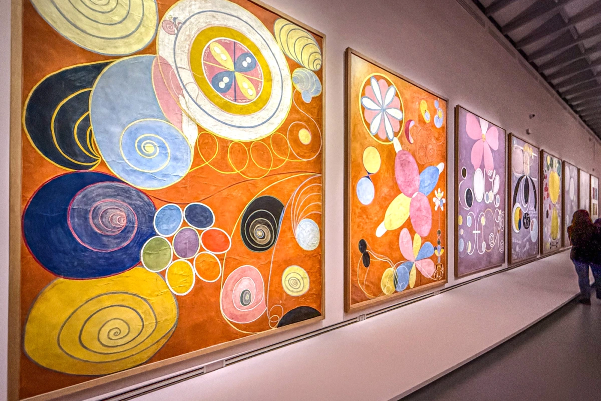 Affiches d’expositions à découvrir à Paris ce week-end, alignées sur un mur près d’une entrée de musée