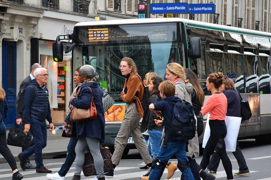 Agent du recensement 2026 tenant un formulaire, devant une porte d’immeuble, avec un stylo et une tablette