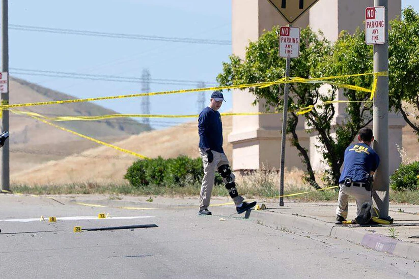 Agents de l’ICE en Californie près d’un véhicule, ruban de police et scène d’arrestation en arrière-plan