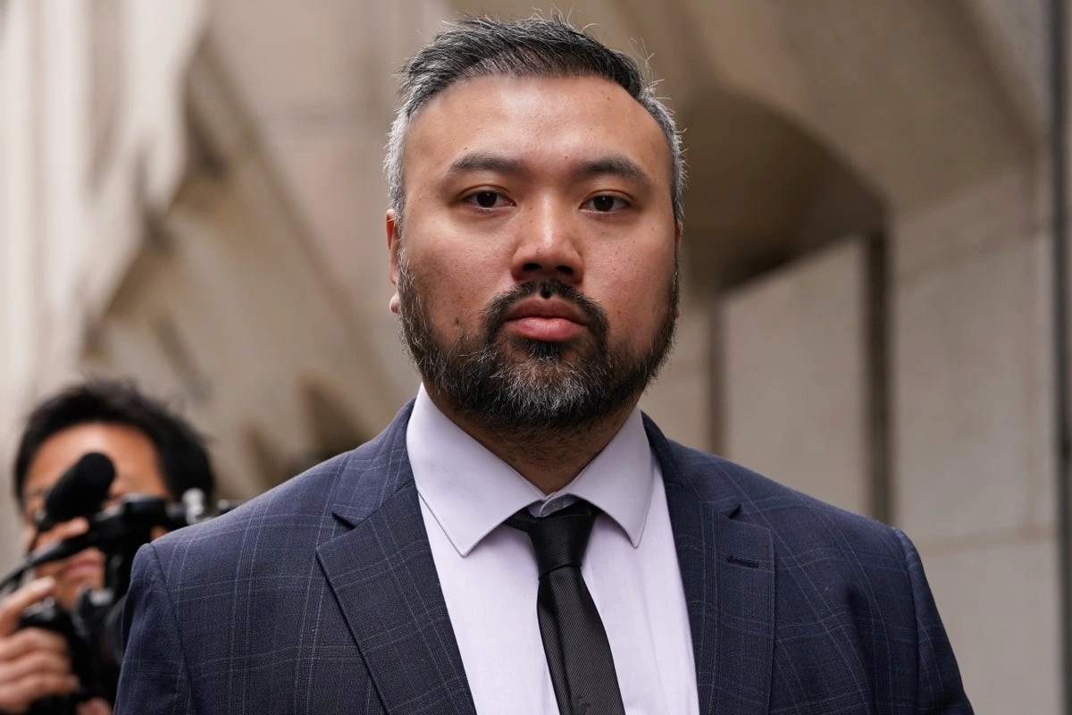 Ambassadeur chinois devant un bâtiment officiel à Londres, après convocation liée au « shadow policing »