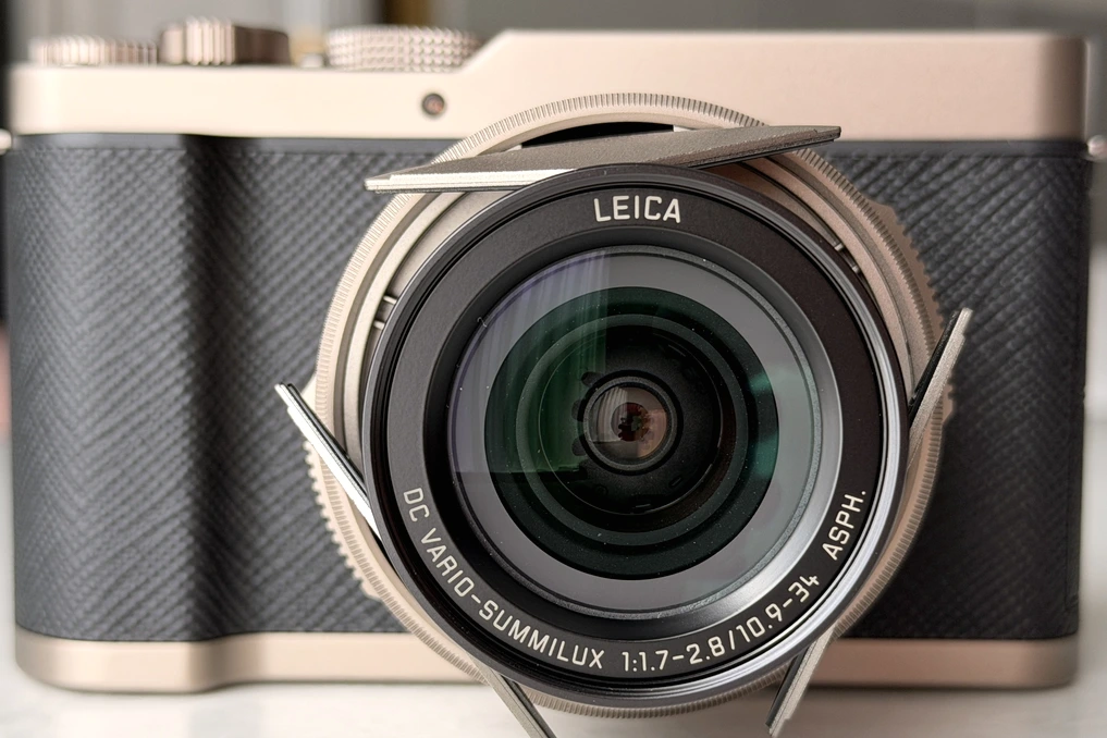 Appareil photo Panasonic Lumix L10 posé sur une table, objectif visible, en gros plan