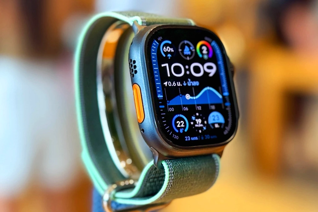 Apple Watch au poignet affichant une interface de santé, avec un graphique de glycémie à l’écran