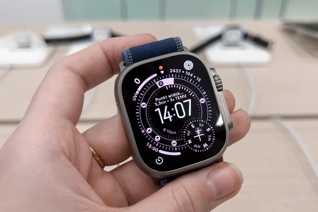 Apple Watch Ultra 4 au poignet, gros plan sur l’écran affichant des données de tension artérielle.