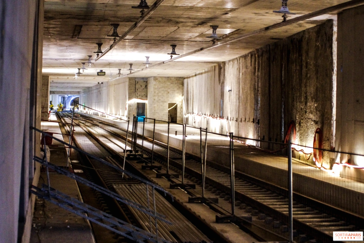 Artistes et visiteurs à Nanterre, devant le chantier du Grand Paris Express, avec installations colorées