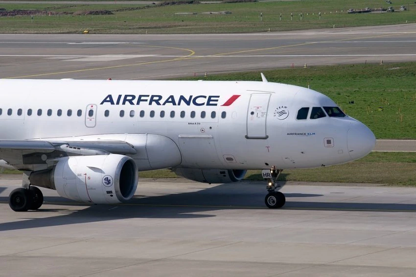 Avion Air France en vol au-dessus des nuages, illustrant un Paris-Copenhague ayant dévié après alerte