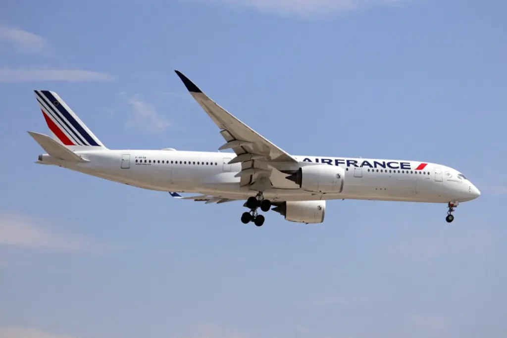 Avion Air France sur le tarmac à Roissy, avec véhicules d’assistance après demi-tour vers Paris