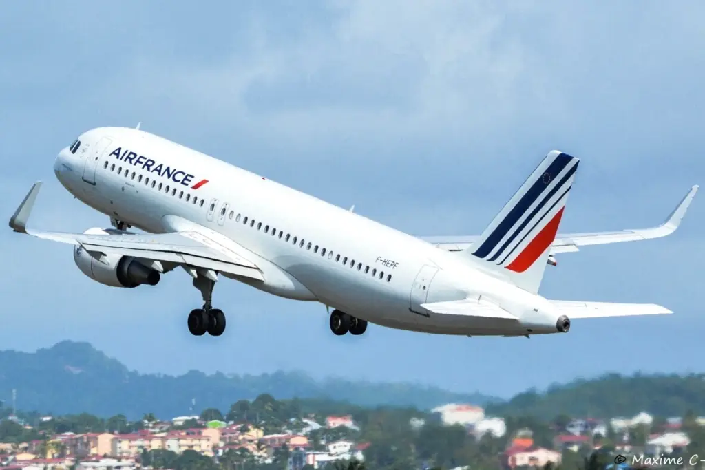 Avion Air France sur le tarmac, avec un moteur visible au premier plan et des véhicules au sol