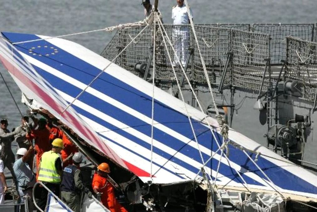 Avion de ligne sur une piste d’aéroport, avec ruban de sécurité et enquêteurs, évoquant le crash Rio-Paris