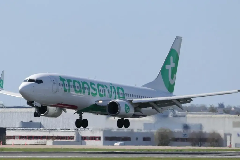 Avion sur le tarmac d’un aéroport européen, camions de ravitaillement en kérosène à proximité