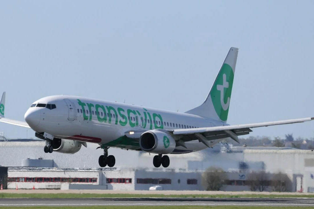 Avion sur le tarmac d’un aéroport européen, camions de ravitaillement en kérosène à proximité