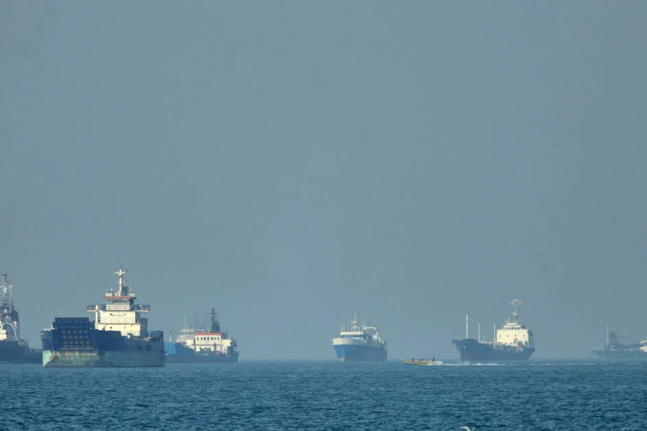 Avions de chasse américains en vol au-dessus d’un paysage désertique, évoquant des frappes dans le sud de l’Iran