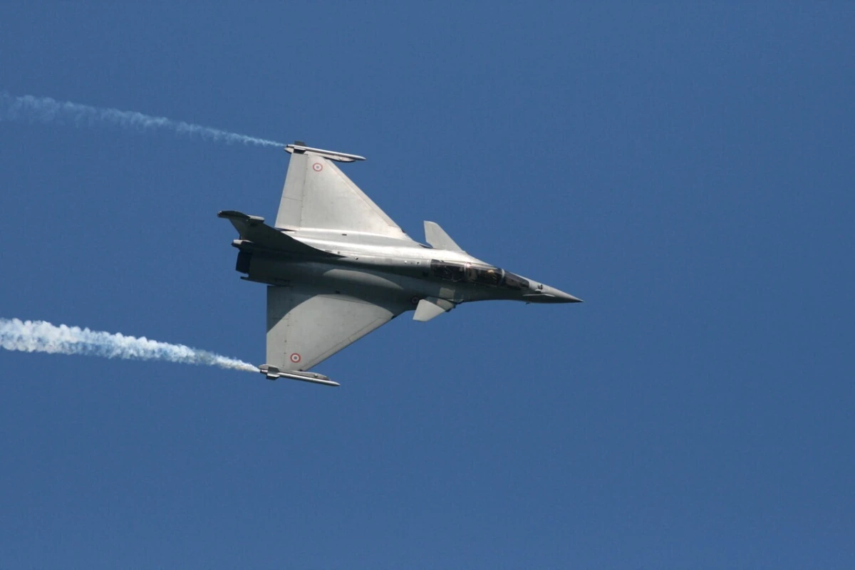 Avions de chasse en formation survolant le sud des Hauts-de-Seine, ciel bleu au-dessus des immeubles