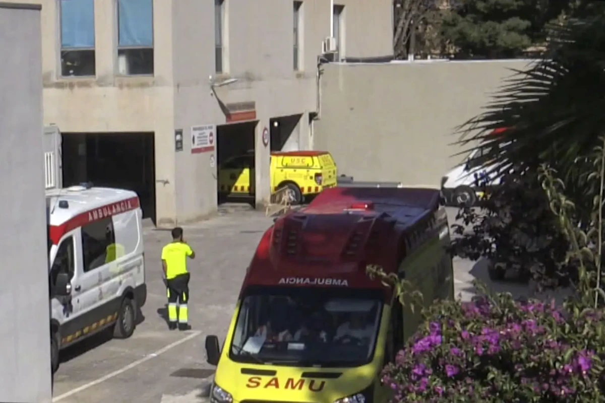 Barcelone : un médecin en blouse et masque examine un patient dans une salle d’hôpital, en quarantaine.