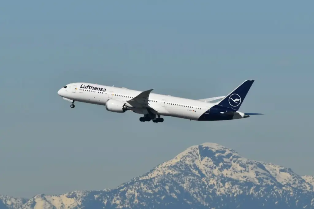 Batteries externes et valise posées sur un siège d’avion, illustrant l’interdiction par des compagnies européennes