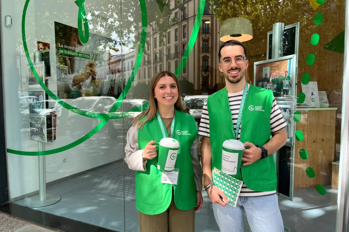 Bénévoles de l’Asociación Española Contra el Cáncer collectent des dons dans la rue, Cuestación 2026