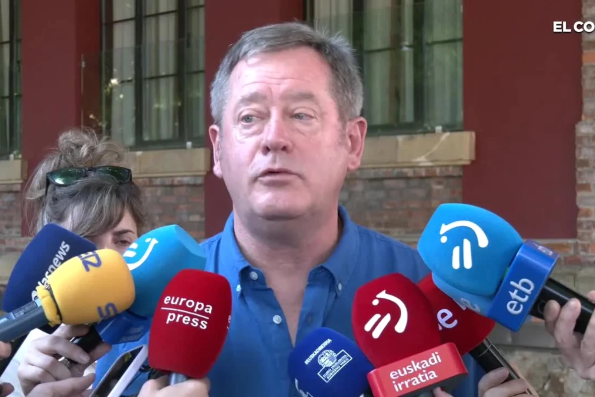 Bingen Zupiria s’exprime devant des micros, en costume, lors d’un point presse à l’aéroport de Loiu