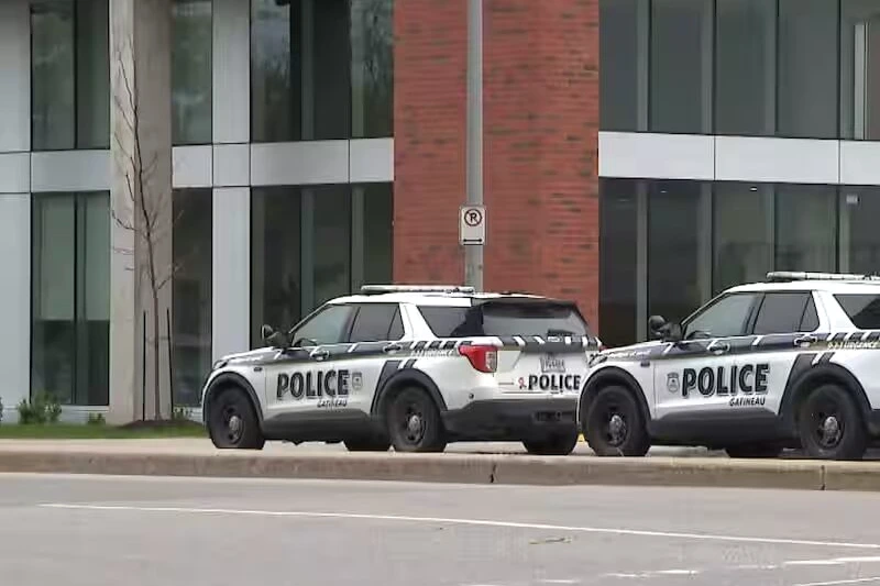 Bougies et fleurs devant une résidence à Gatineau, en hommage à la femme tuée par son conjoint