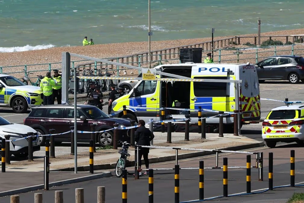 Brighton : policiers et secouristes sur la plage, mer agitée en arrière-plan près du rivage