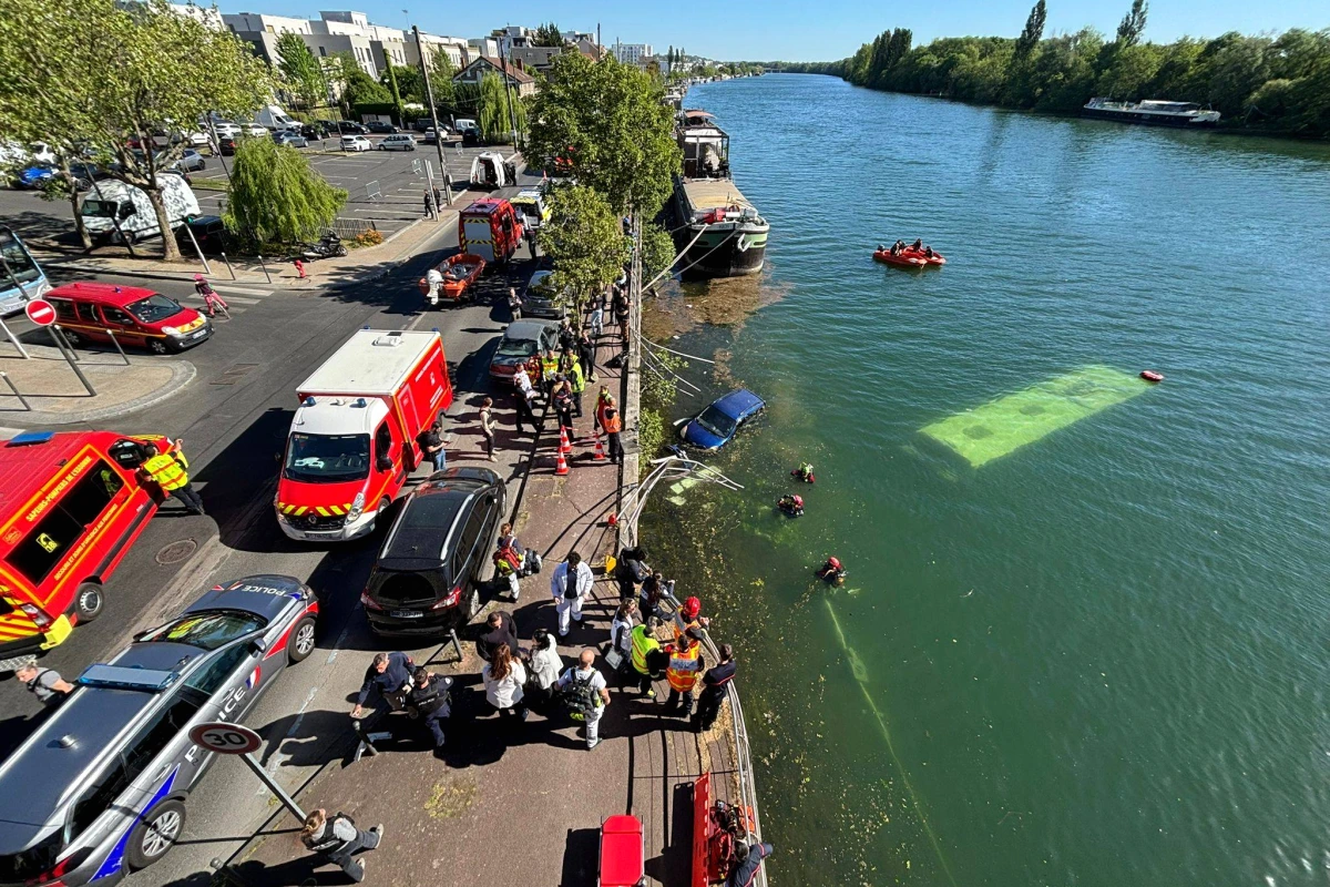 Bus accidenté à Juvisy-sur-Orge, entouré de pompiers et de véhicules d’intervention sur la chaussée