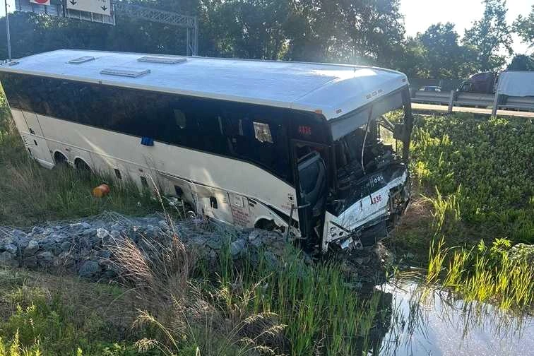 Bus accidenté sur une autoroute en Virginie, voitures percutées et débris autour des voies
